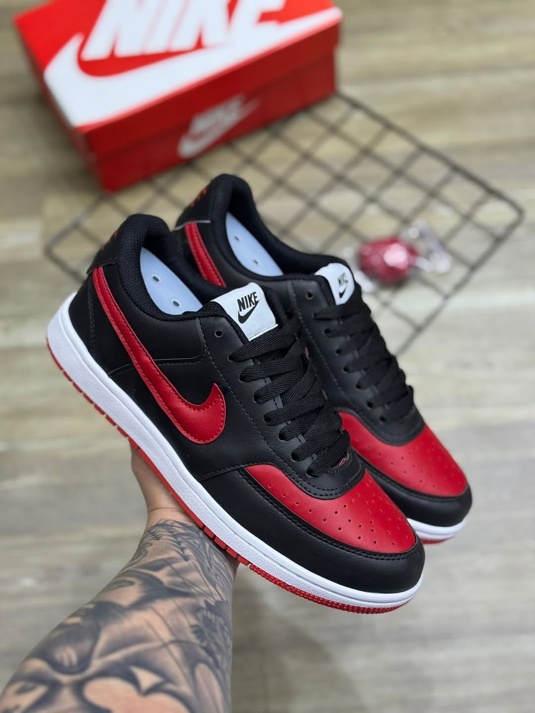 Nike Court Borough - Preto e Vermelho