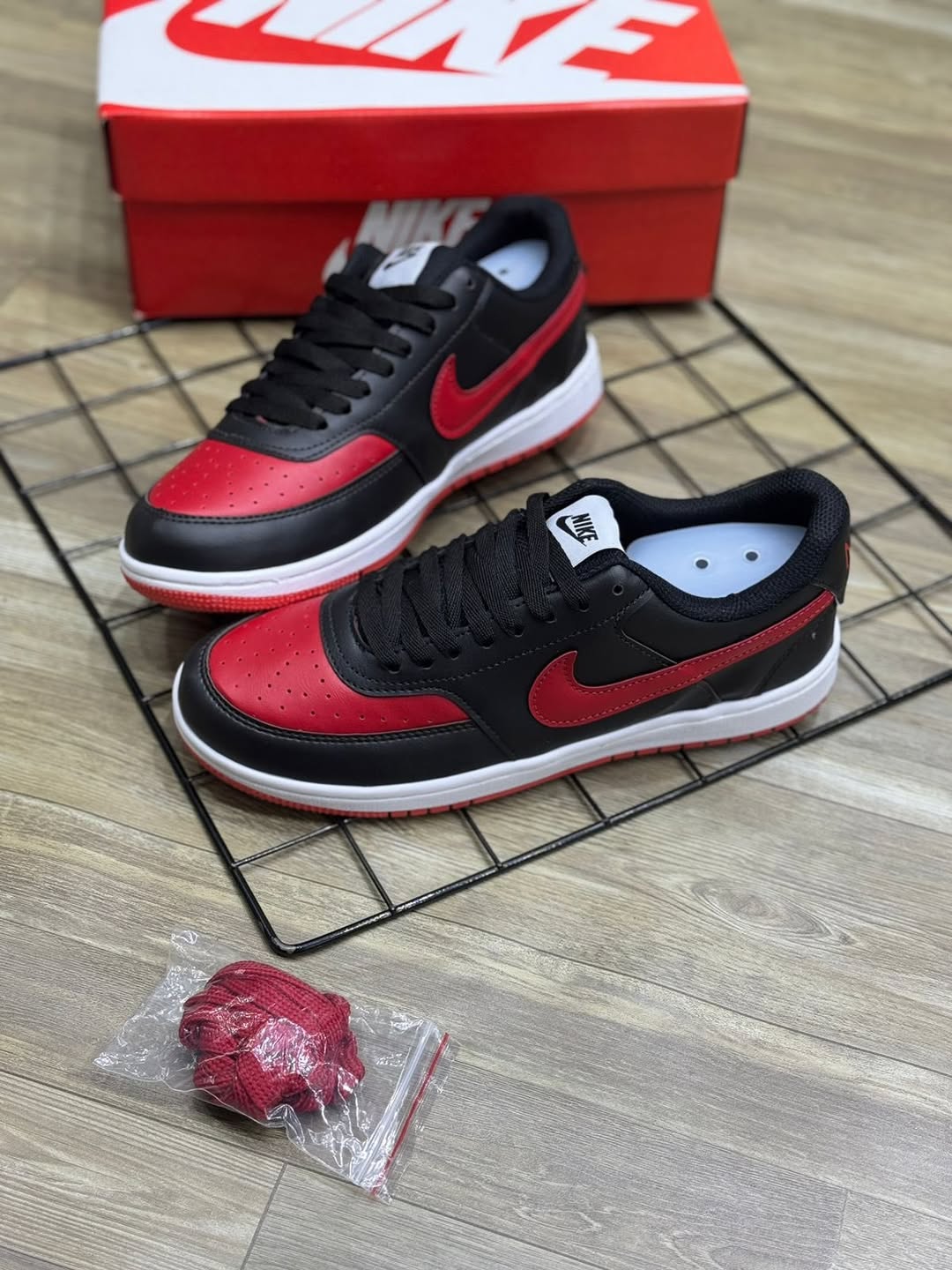 Nike Court Borough - Preto e Vermelho