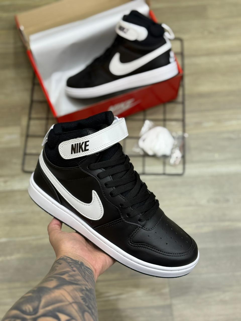 Nike Court Borough MID - Preto e Branco