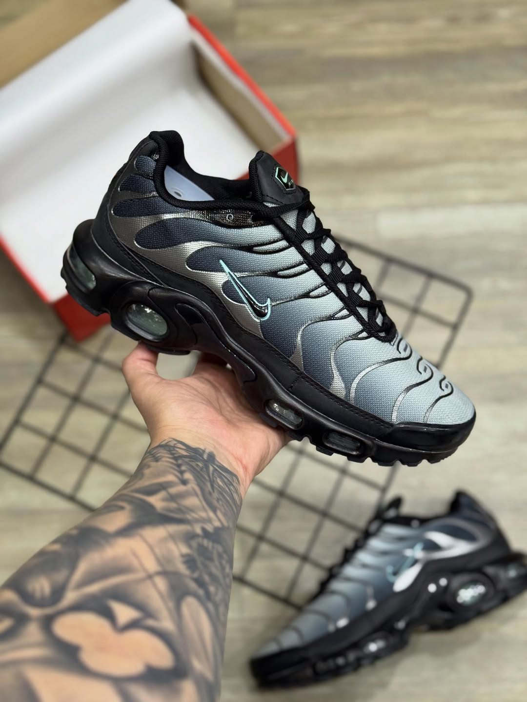 Nike Air Max TN Plus - Degrade Preto/Verde