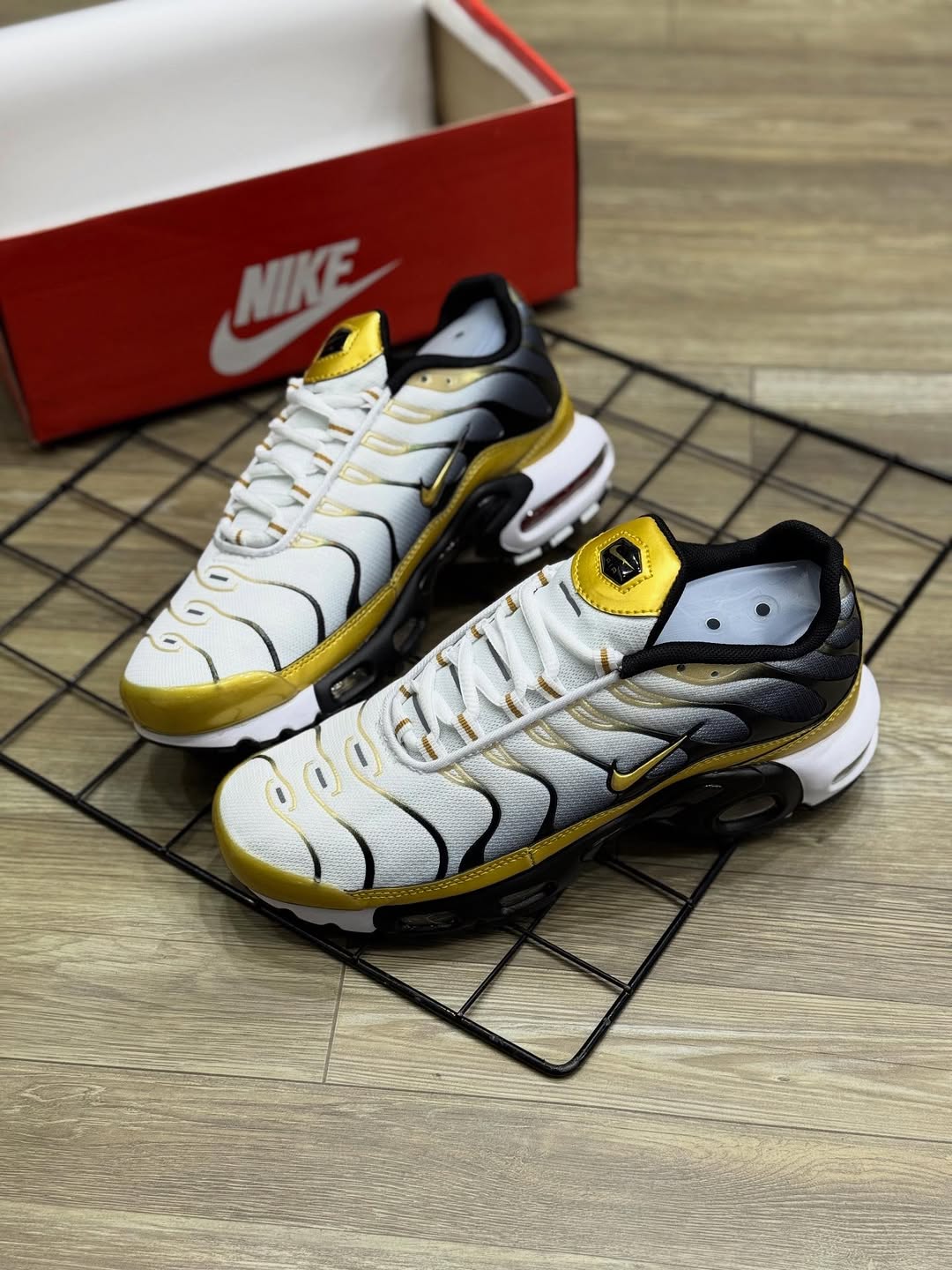 Nike Air Max TN Plus - Branco/Preto e Dourado