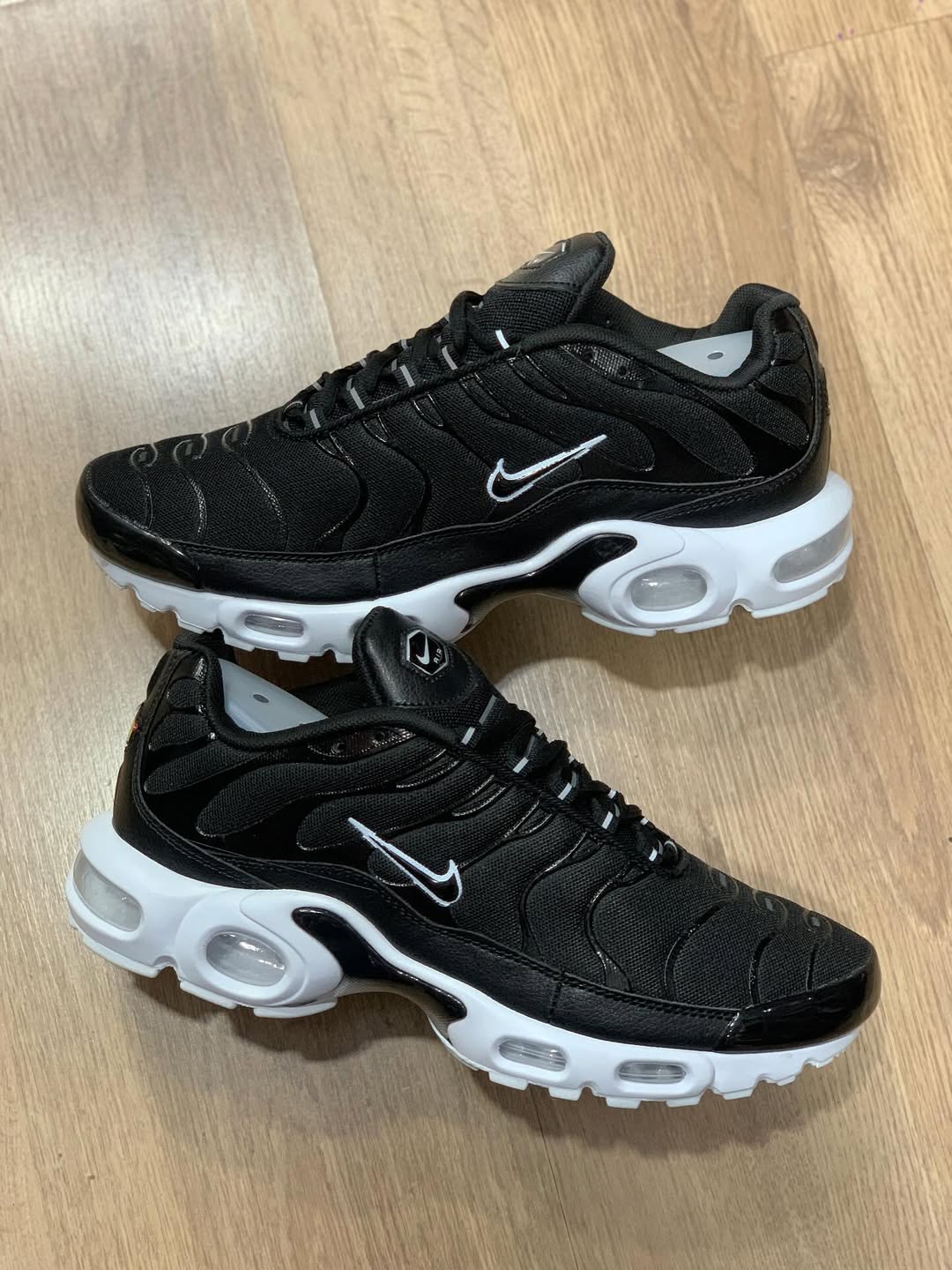 Nike Air Max TN Plus - Preto e Branco
