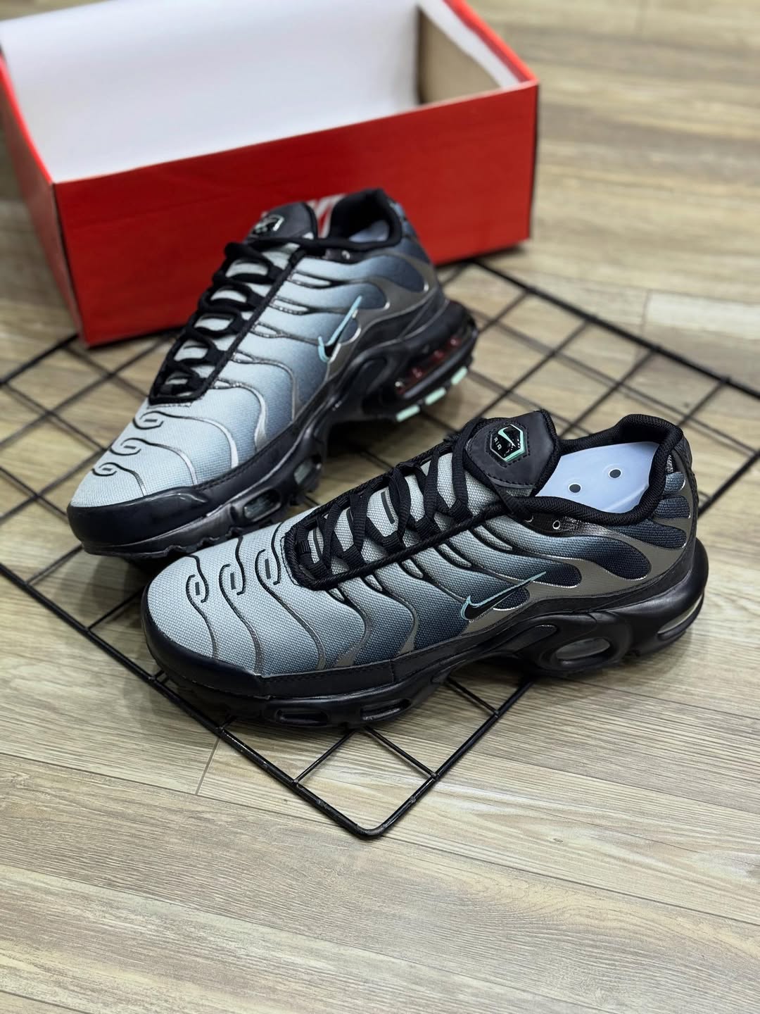 Nike Air Max TN Plus - Degrade Preto/Verde