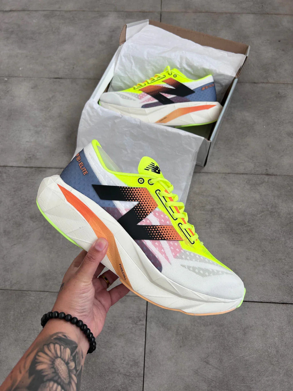 New Balance Fuelcell Rebel V4 - Verde e Laranja