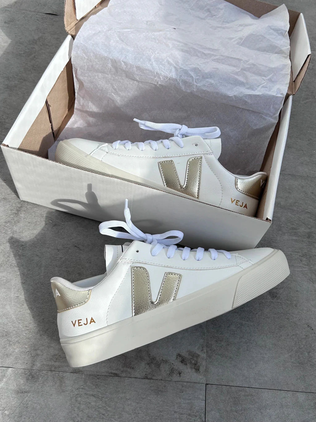 Veja - Branco com dourado