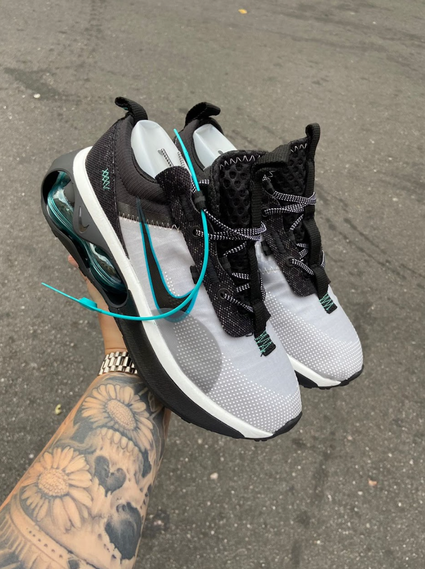 Nike Air Max 2021 - Branco e Preto/Azul