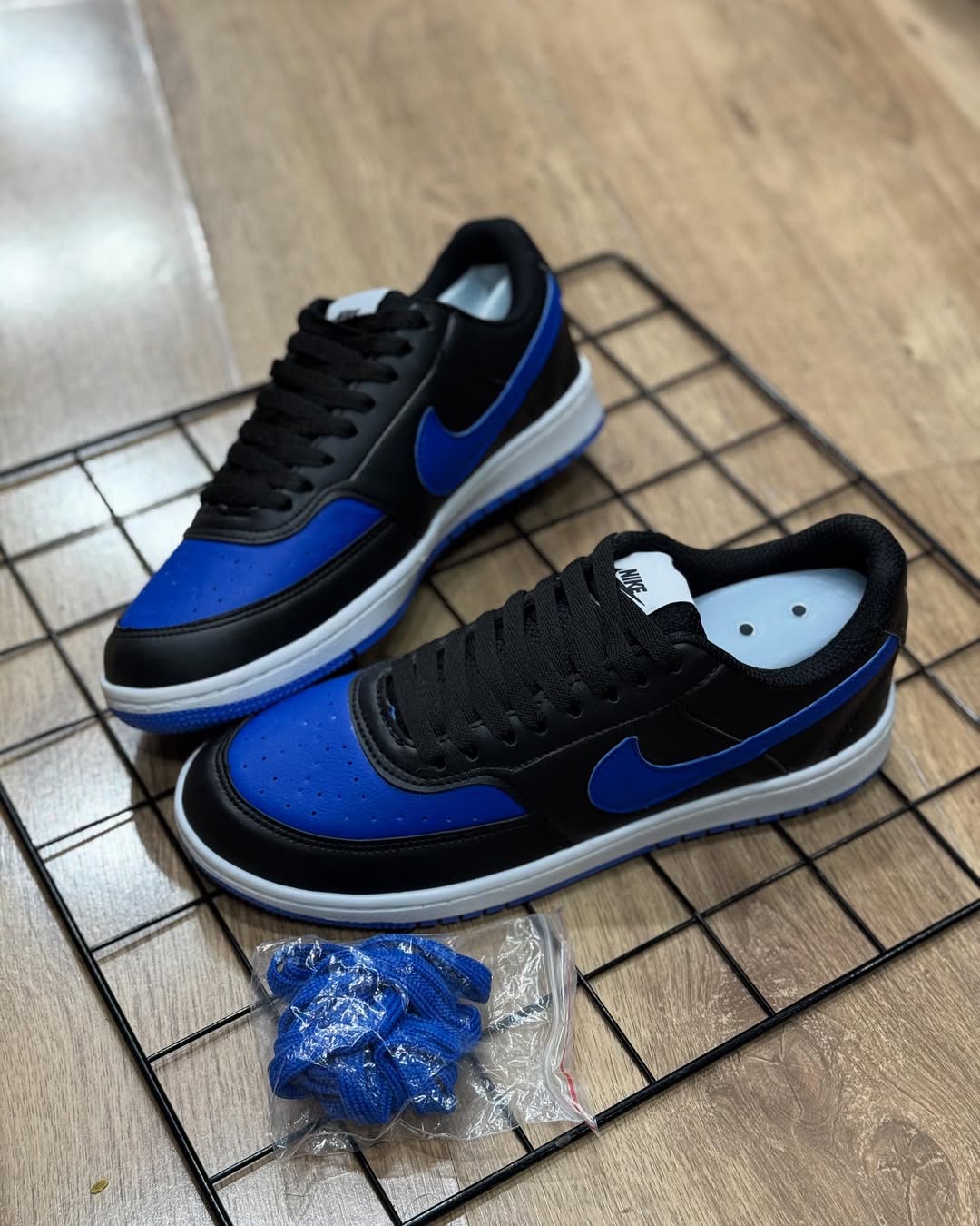 Nike Court Borough - Preto e Azul