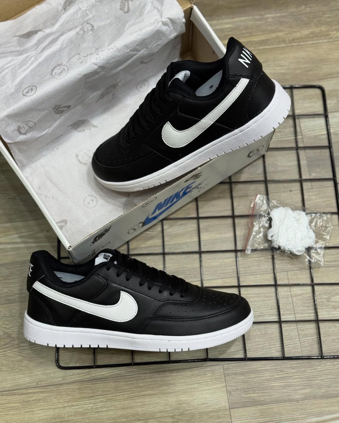 Nike Court Borough - Preto e Branco