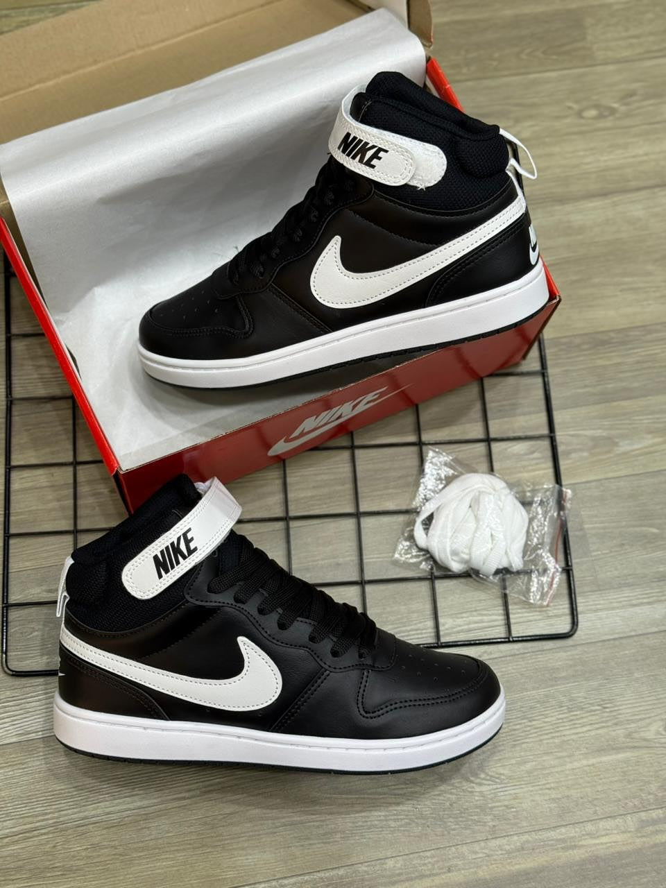 Nike Court Borough MID - Preto e Branco