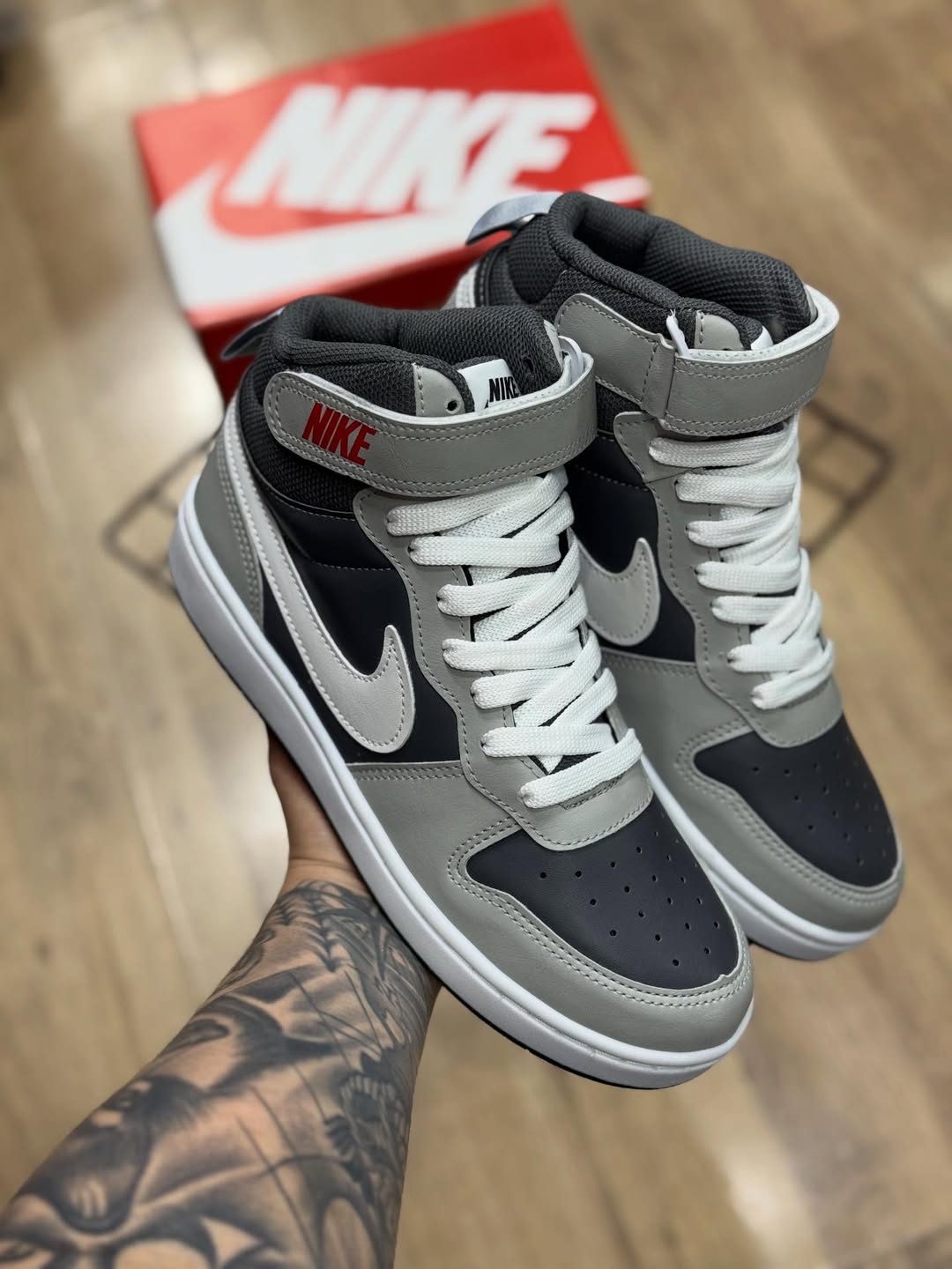 Nike Court Borough MID - Cinza e Branco