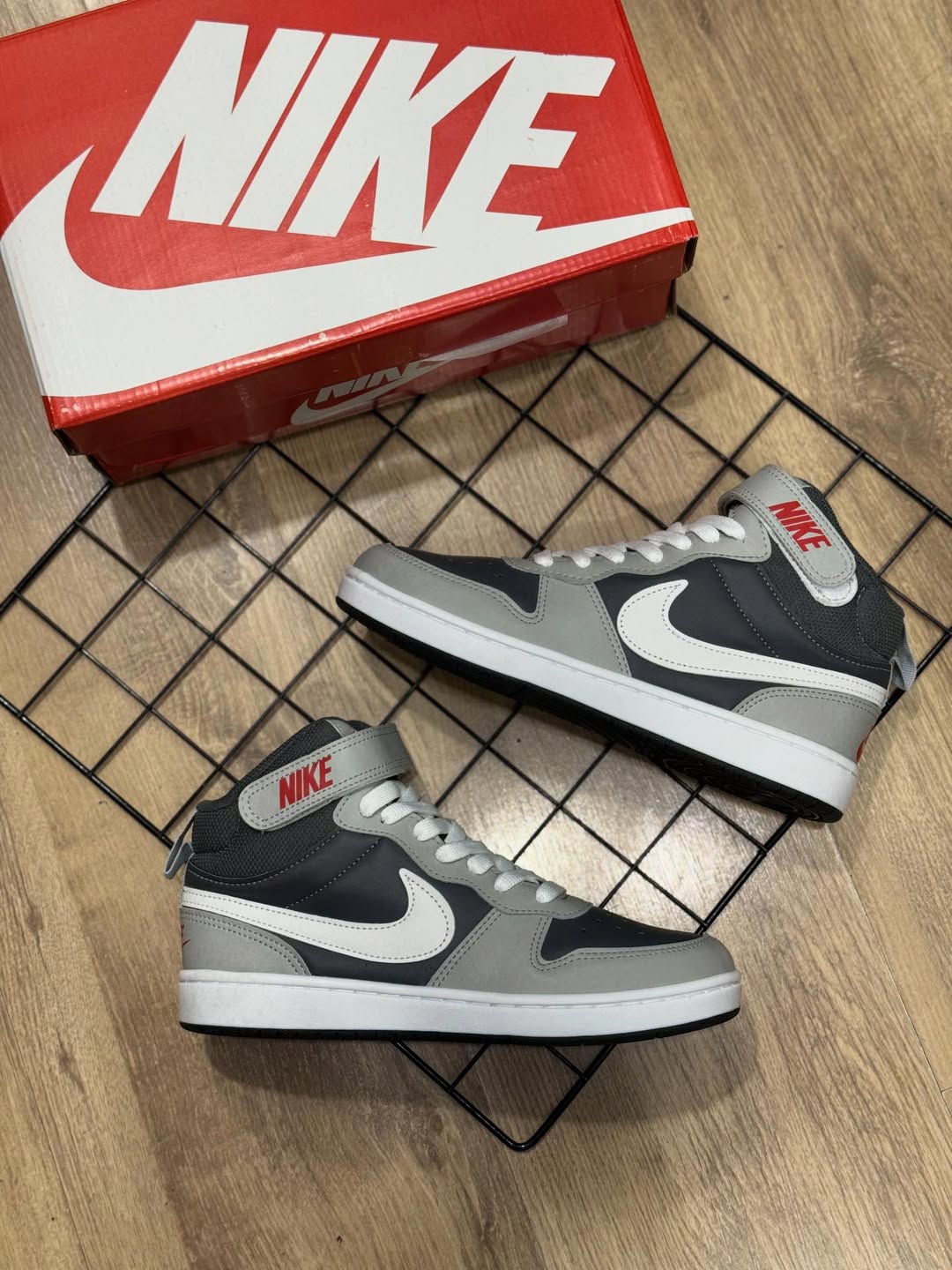 Nike Court Borough MID - Cinza e Branco