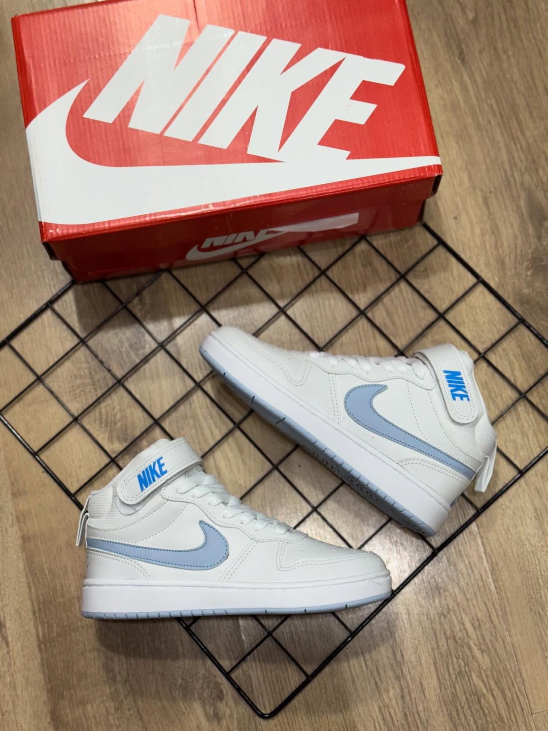 Nike Court Borough MID - Branco e Azul - Feminino