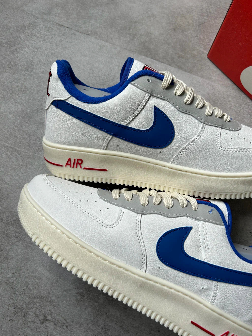 Nike Air Force 1 - Couro Branco e Azul
