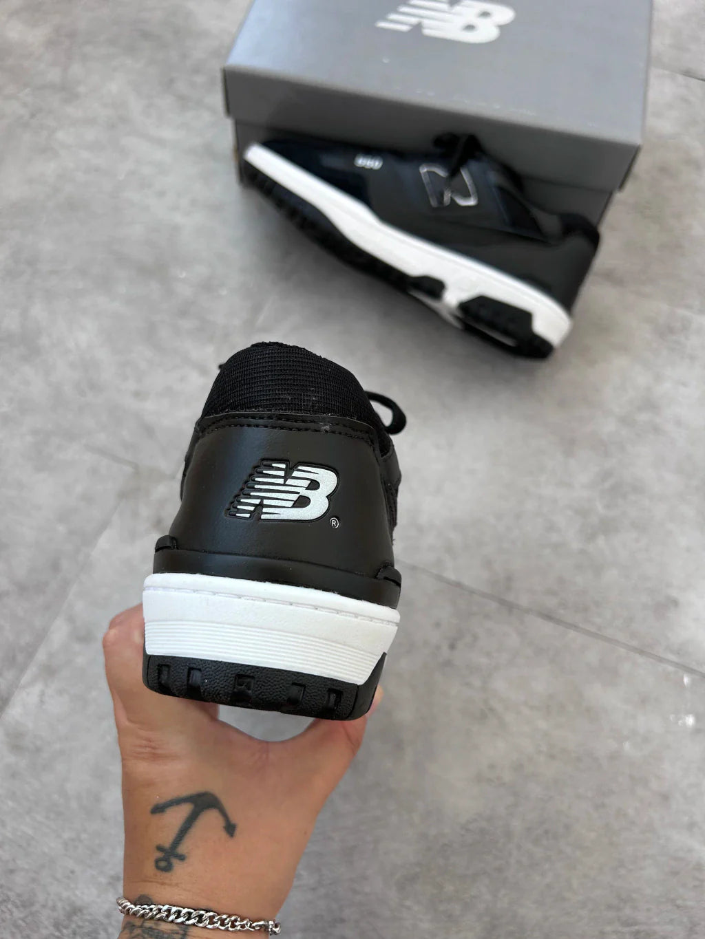 New Balance 550 - Couro Preto e Branco