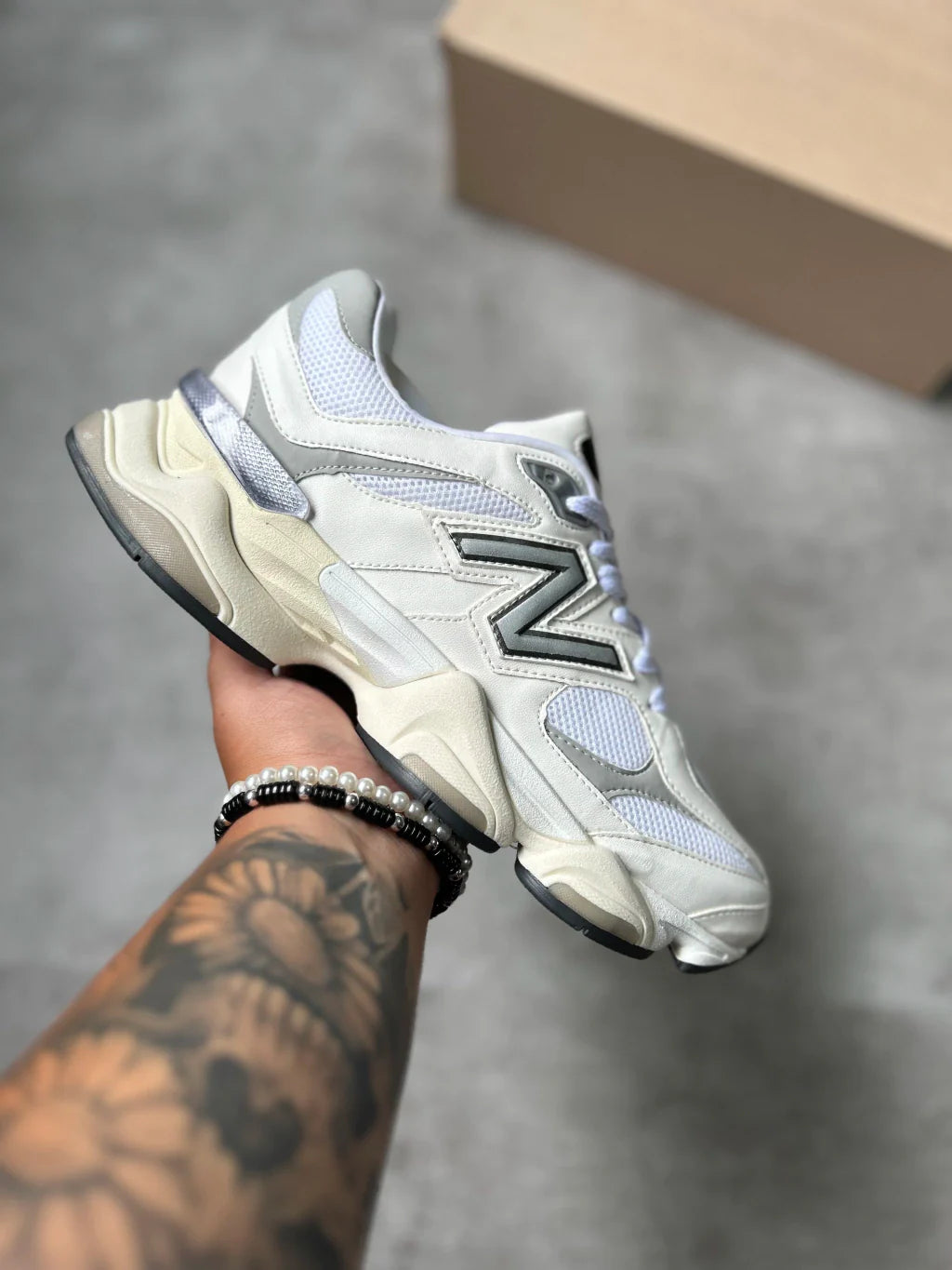 New Balance 9060 - Branco e Cinza