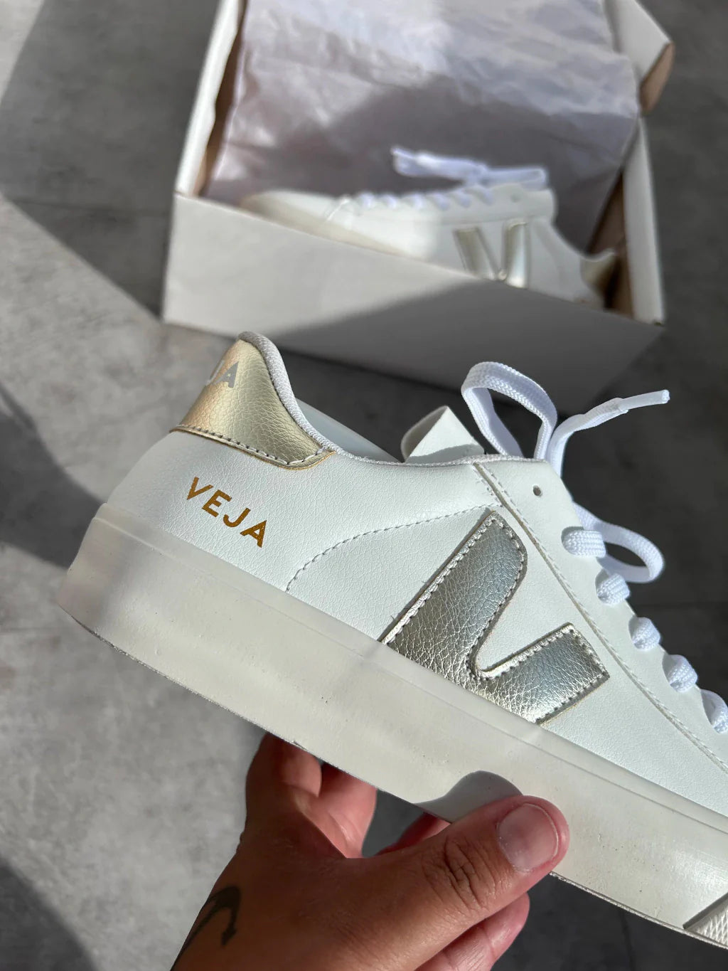 Veja - Branco com dourado